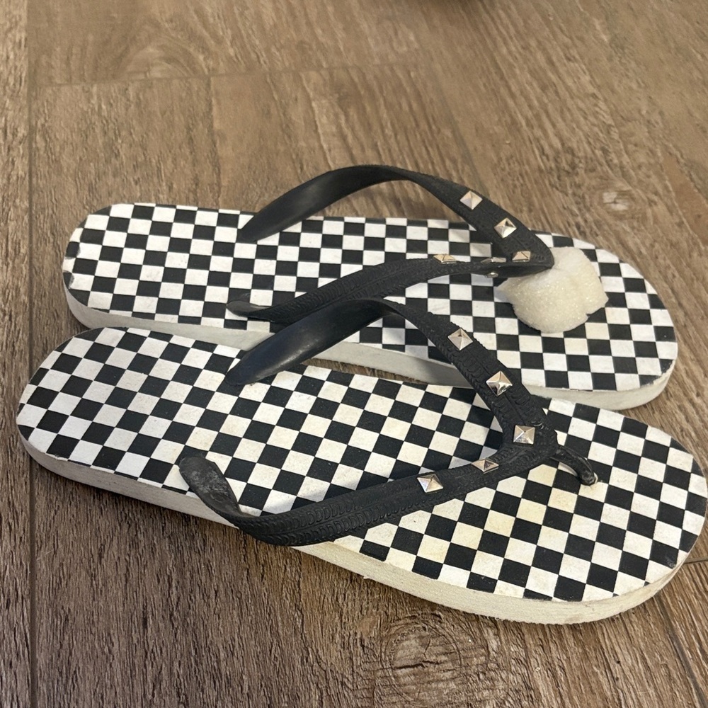 Vintage Y2K Deadstock Hot Topic Checkered Black & White Flip Flops Silver Studs